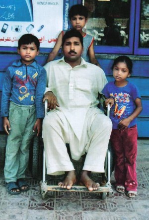 20210201 HVC - Shafqat en Shagufta - Shafqat en drie van de vier kinderen.jpg